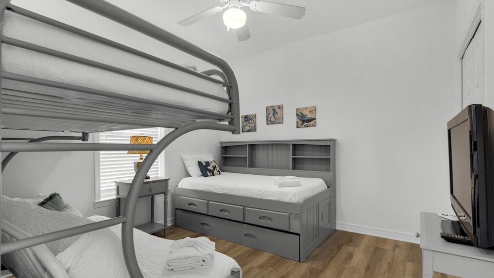 Seagrove 2BR Near Lake & Beach + Free Tickets: Bikes, Dolphin Cruise & More!