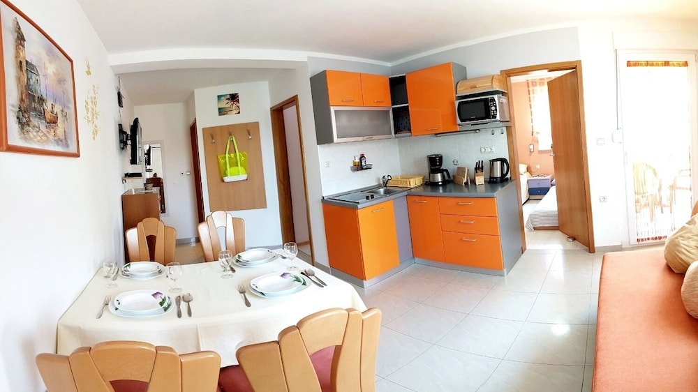 Amalia - Family Friendly With Parking - A1 Gabi view 3