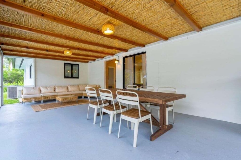 4br Biscayne River Home: Pool & Pickleball Fun 4 Bedroom Home