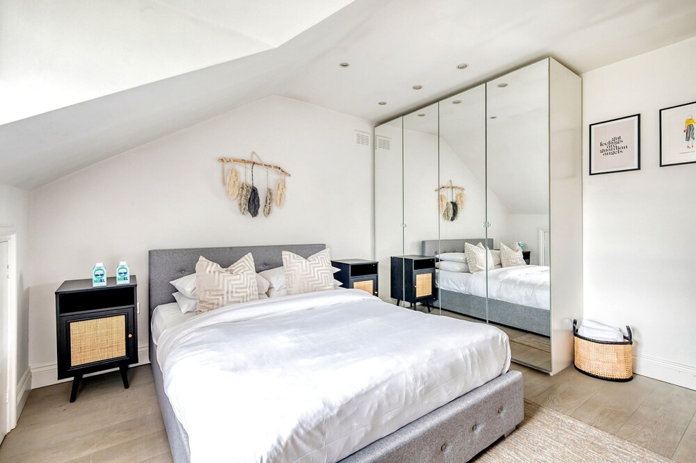 The Luxury Treehouse - One bed Little Venice - by Out of Office Lifestyle