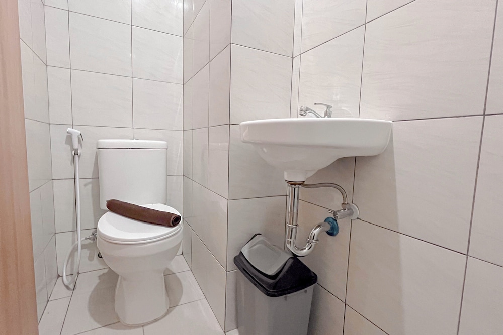 White Style Studio (No Kitchen) Apartment Bandaraya - Tallasa City Makassar