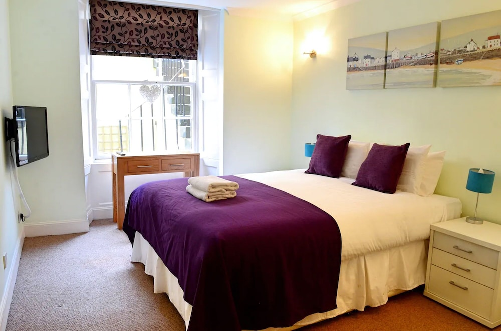 JOIVY 3BR Flat in Haymarket with Free Parking view 2