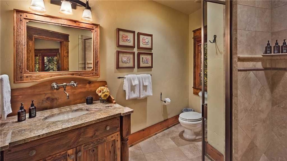 Gold Mine Lodge 6 BedroomHoliday home By Moving Mountains