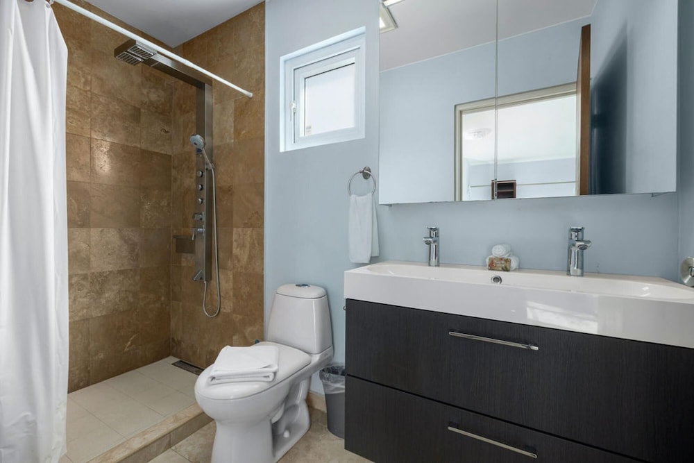 Great Cozy Comfortable Central 2BR 2BA w Pool