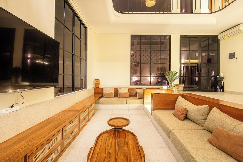 Chic 4-br Villa in Central Seminyak, Beach 5 Mins