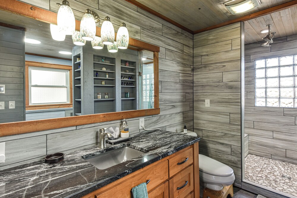 600-sq-ft Deck! Hutchinson Retreat on 5 Acres