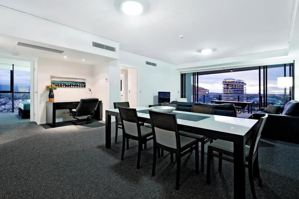 Broadbeach Skyline 3 Bedroom Retreat