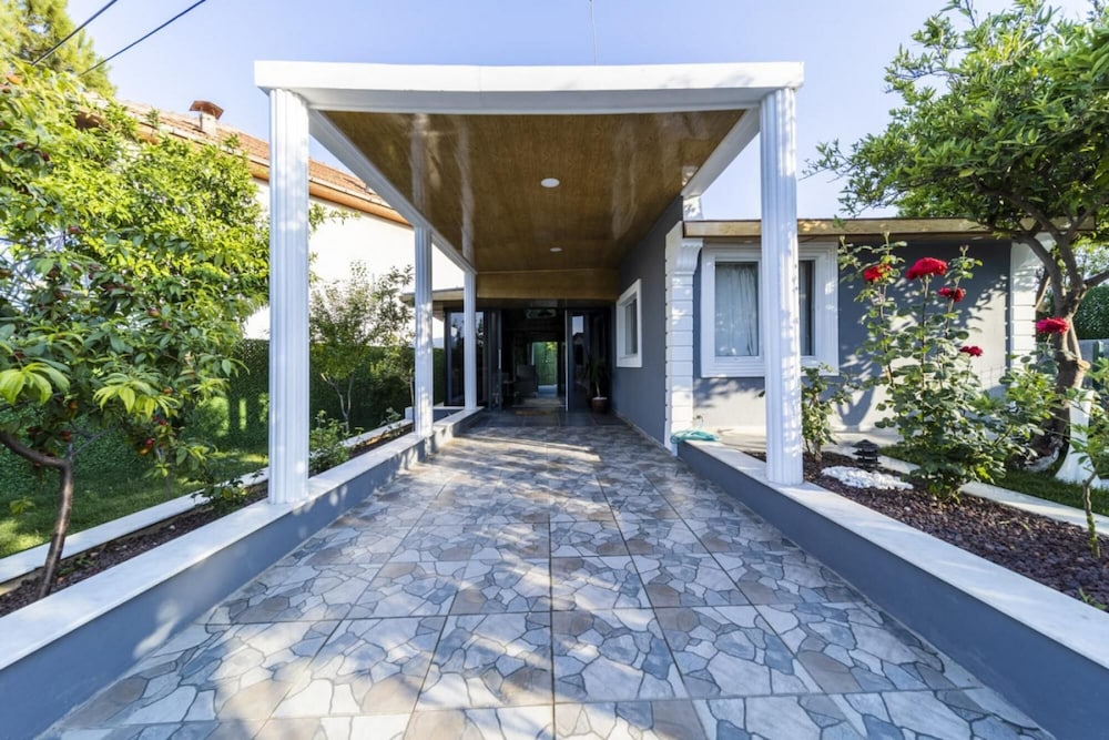 Villa With Private Pool Near Airport in Muratpasa