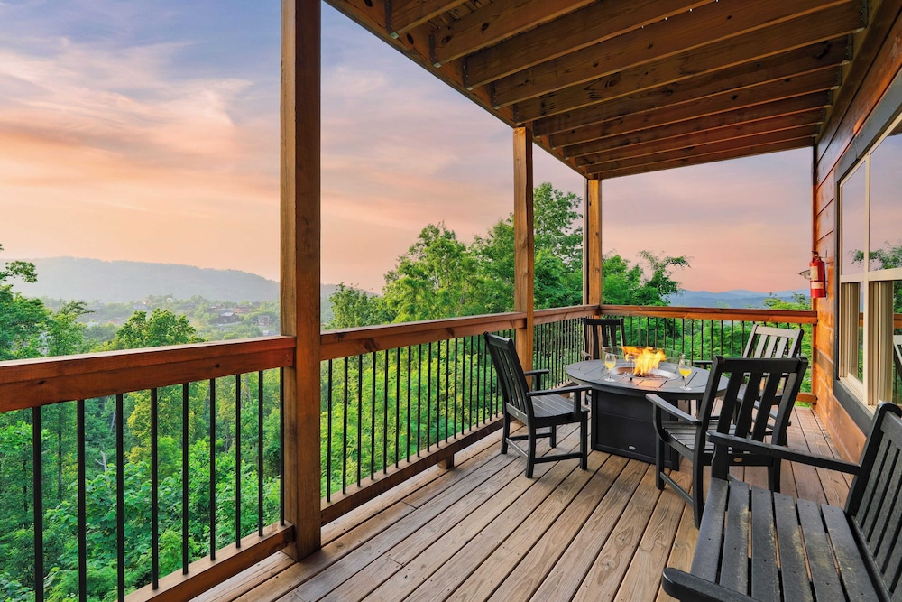Sleeps 24 2 Homes, Hot Tub, Sauna, Movie Theater, Firepit, Pool, Tennis Courts