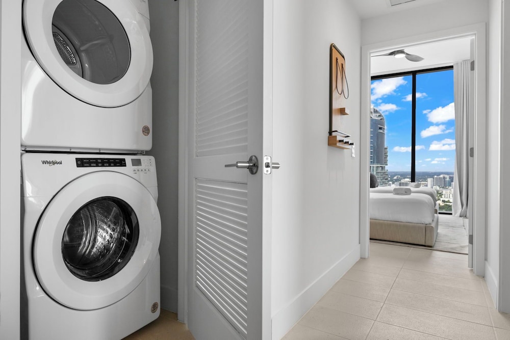 Lux Studio W City Views and Pool