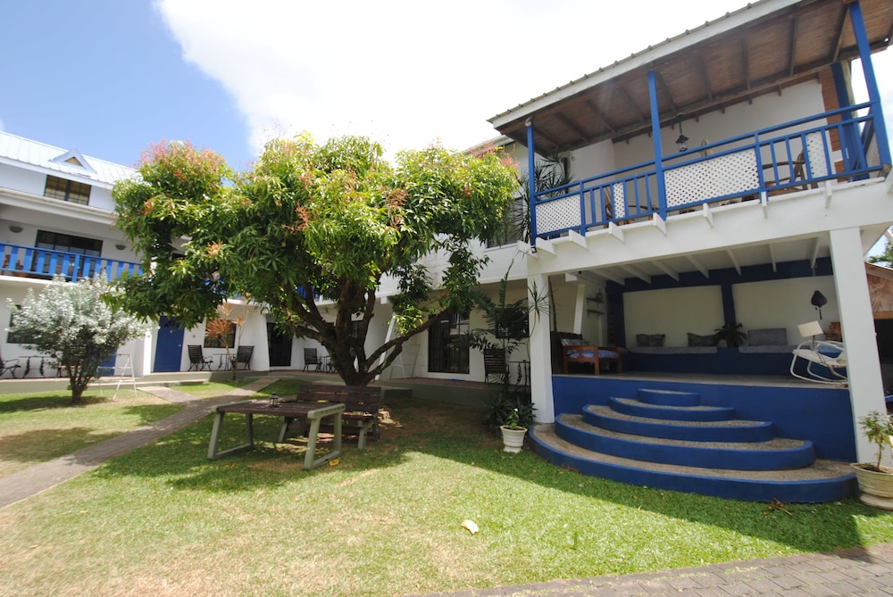 Bananaquit Apartments