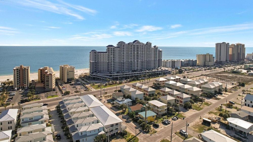 New Owner, New Decor, Steps From Beach, Sleeps 6 view 4