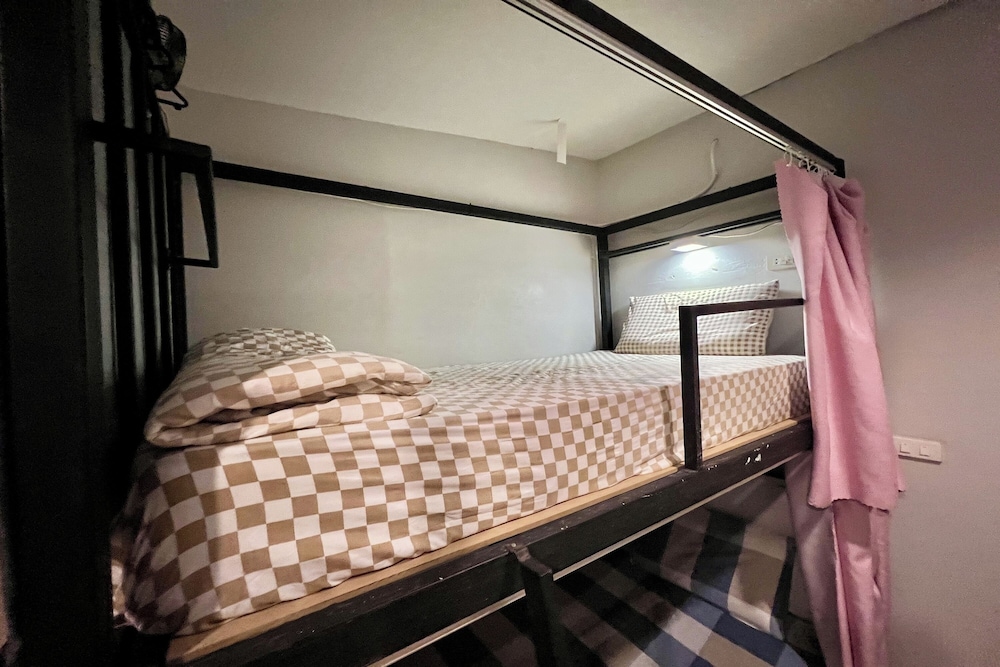 Orchid Hostel Near Bumrungrad Hospital and Nana Market