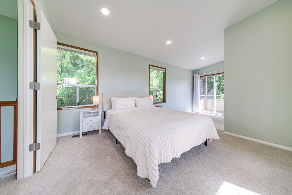 < 1 Mi to Lake Washington: Peaceful Apt in Kenmore