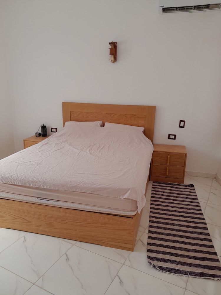 3-bed Sleeps 6 With Sea View & Free Parking view 2