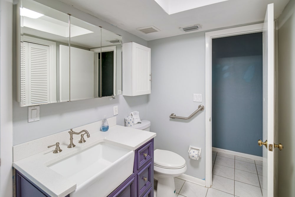Bright Fort Myers Home w/ Pool - 9 Mi to Beach!