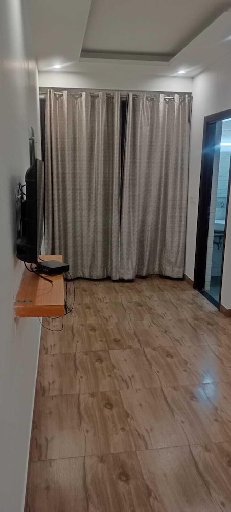 Saavi Hotel Sector 10 view 3