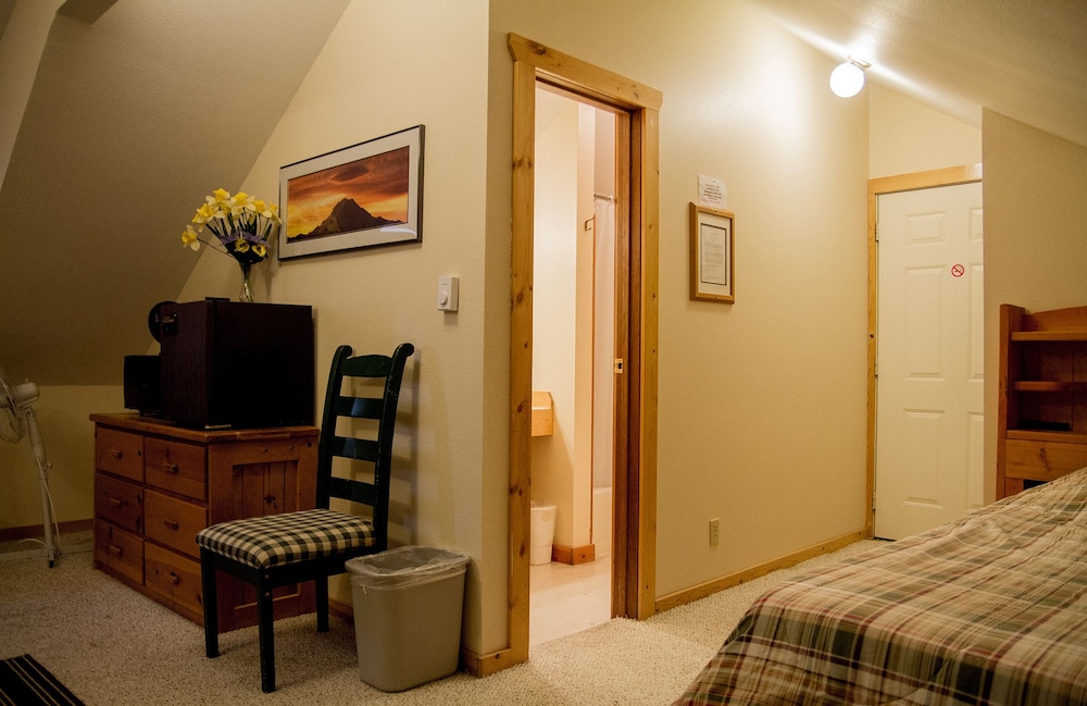 Whittaker's Motel & Historic Bunkhouse