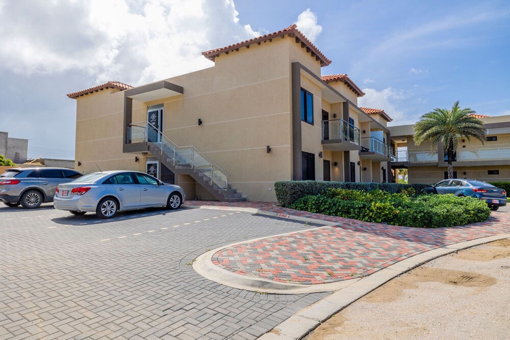 NEW Modern 1BR 1BA Gold Coast Pool GYM Tennis