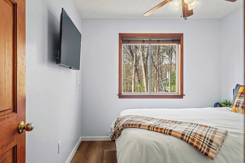 Stylish Renovated Home Open Layout, Coffee Bar + Near Hiking & Waterfalls