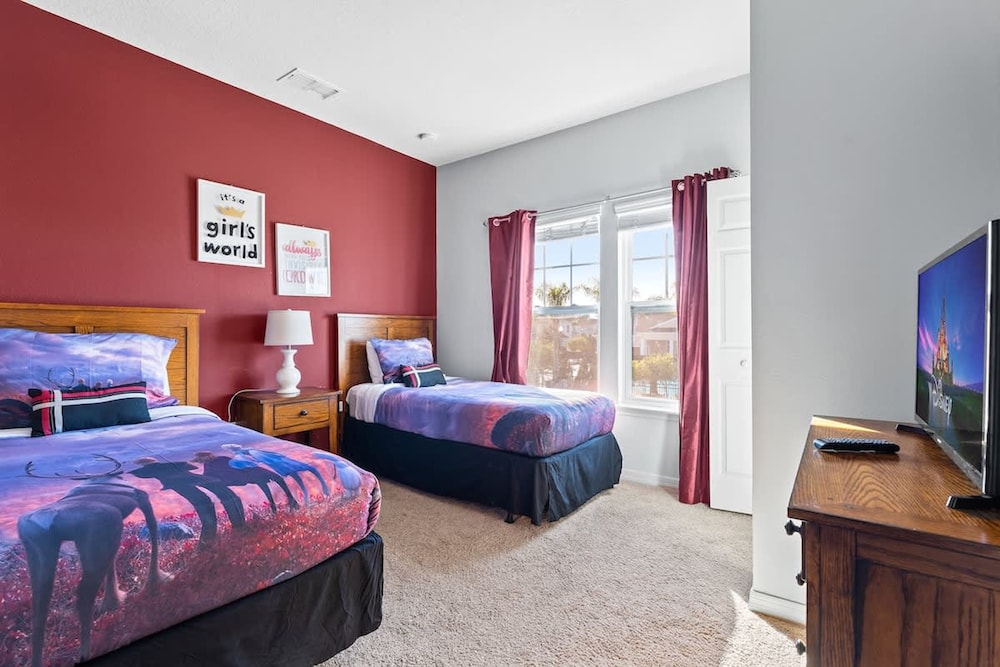 Modern Decor at West Lucaya 4 BR Wl8989