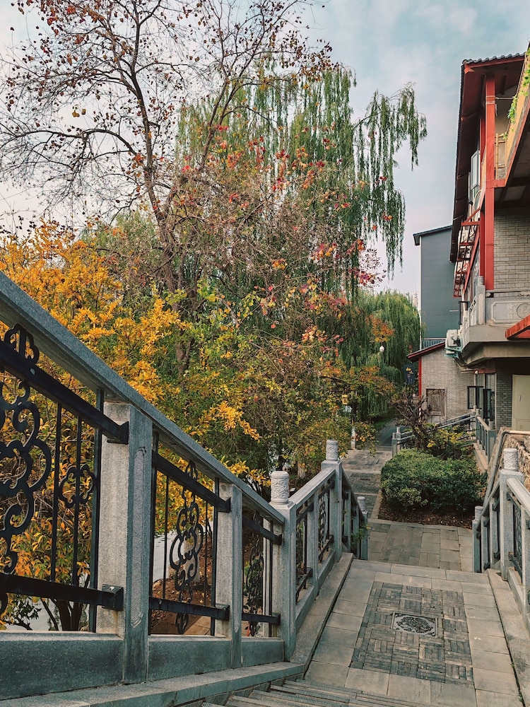 Qichi Waterfront B&B Hotel