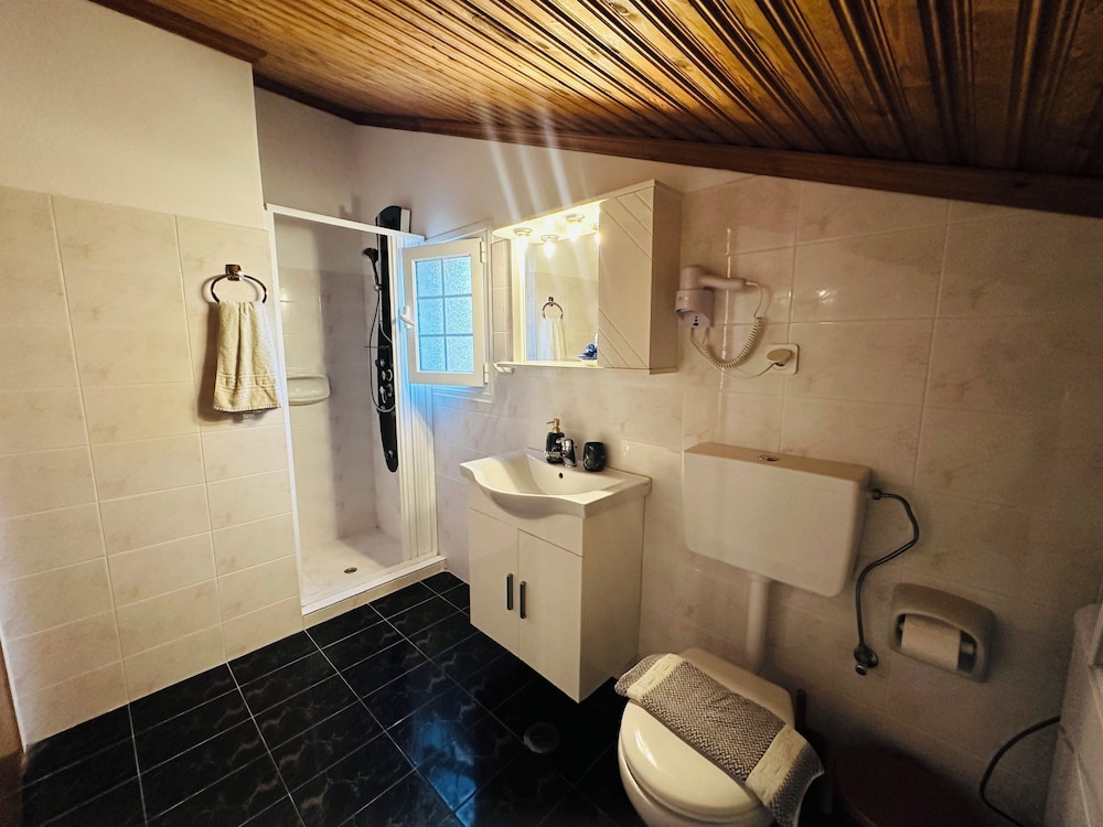 Nikos Apartments
