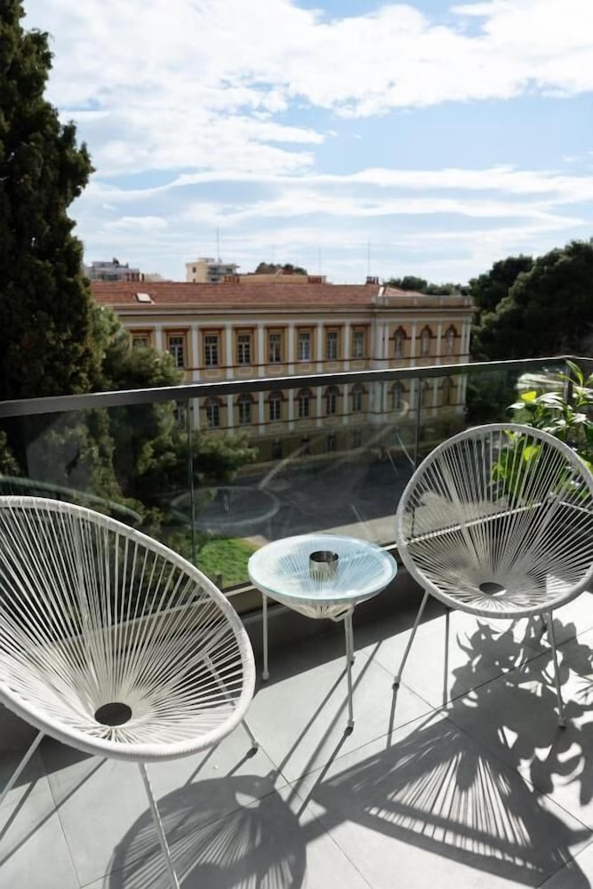 Velvet Luxury Studios in the City Center by BiNobi!