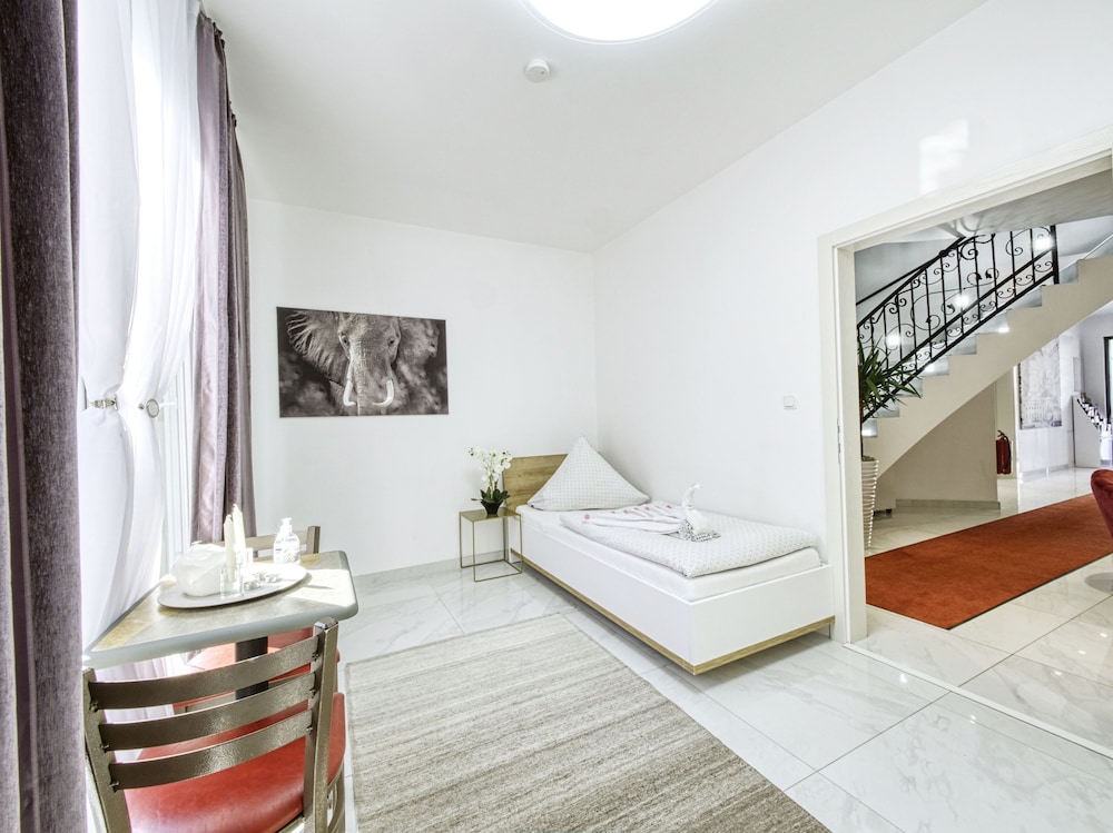 Amanda Hostel