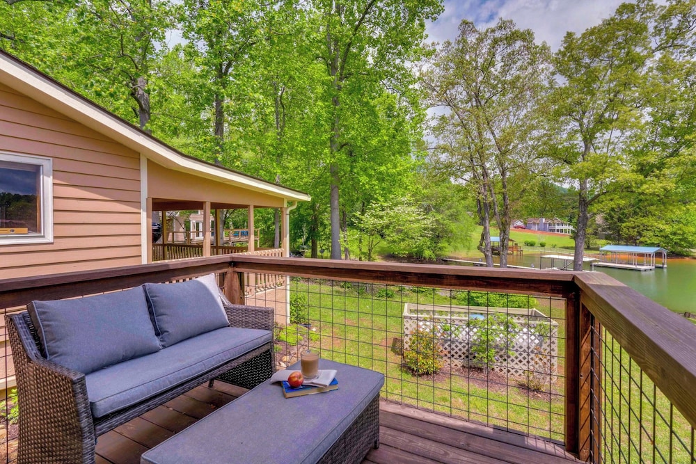 February Perks! Couples Getaway in Hayesville