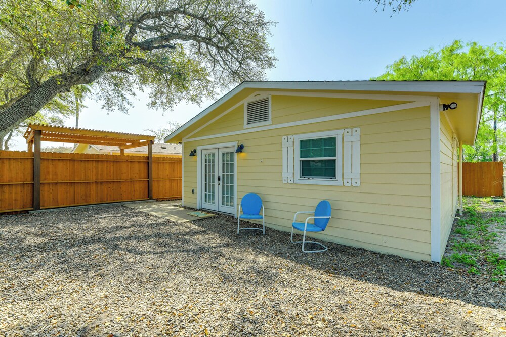 Walk to Pier & Dining: Central Rockport Cottage