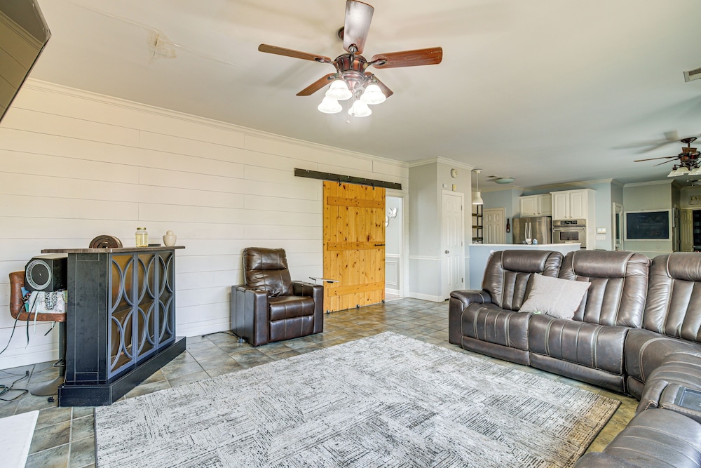 Residential Cul-de-sac: Suburban Memphis Hideaway!