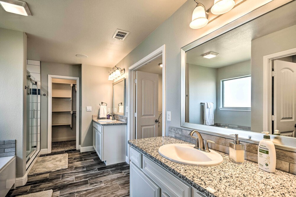 Modern Amarillo House w/ Fire Pit + Hot Tub! view 2