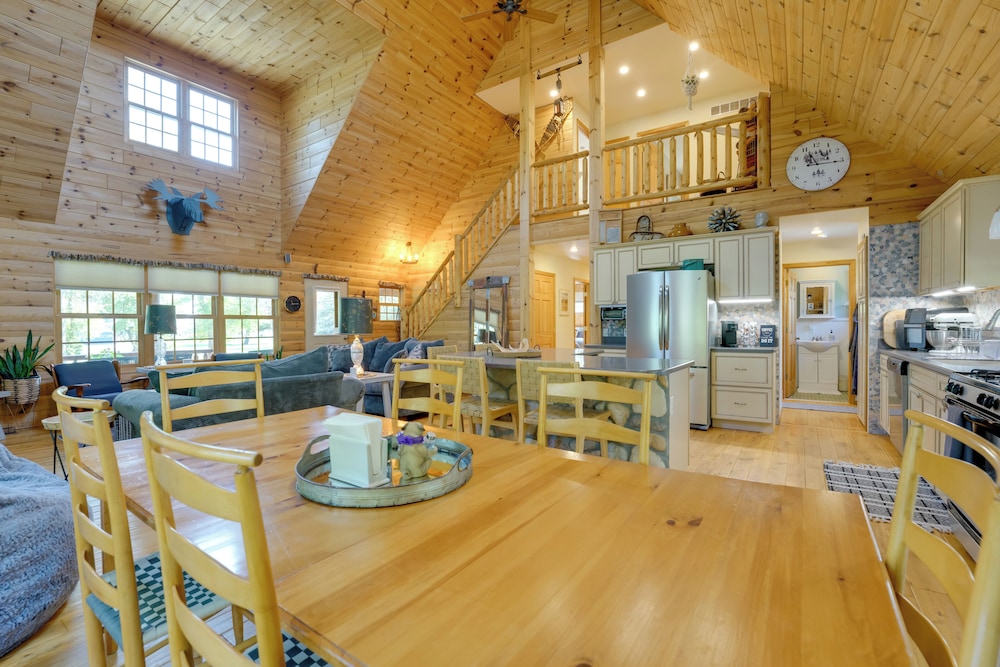 1 Mi to Public Beach: Port Austin Cabin w/ Hot Tub