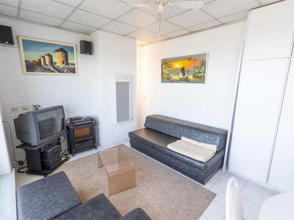 Apartment on Zeedijk With Sea Views