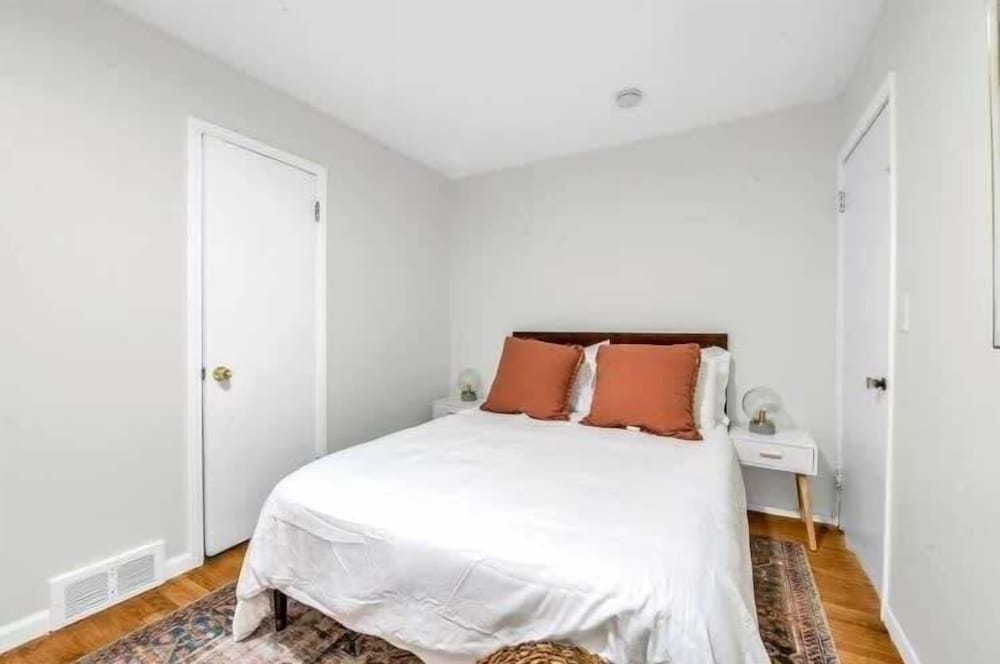 Grosse Pointe/detroit 3br Sleeps 8 Yard 3 Bedroom Home
