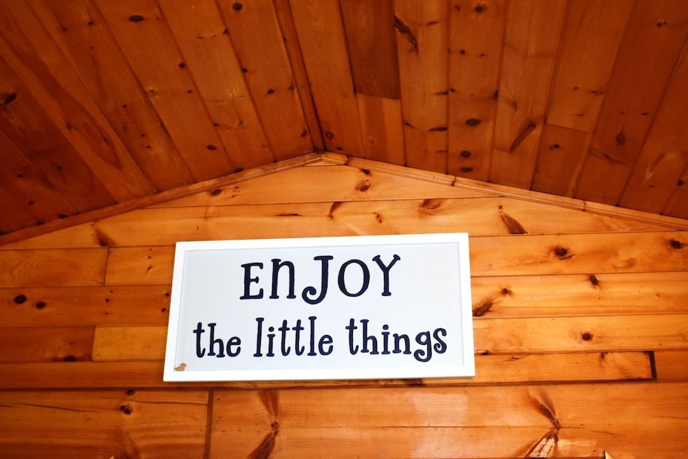 Cheery Dog Cabin view 3