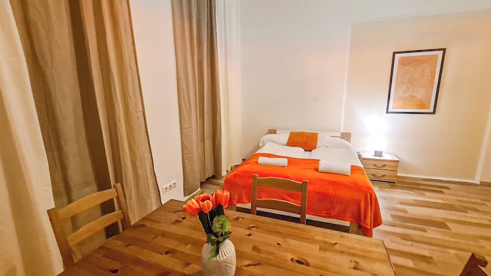 Classic 2BR Viennese Apt Near Downtown
