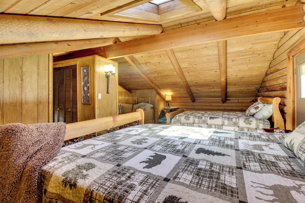 2 Mi to Show Low Lake: Log Cabin w/ Large Yard!