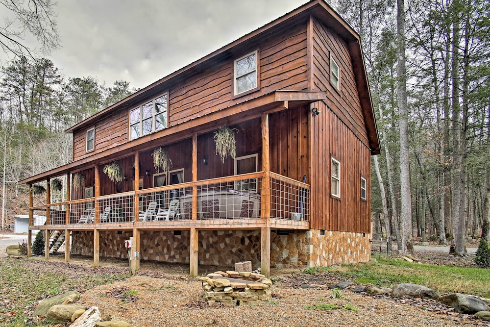 Creekside Cabin w/ Hot Tub in Gatlinburg!