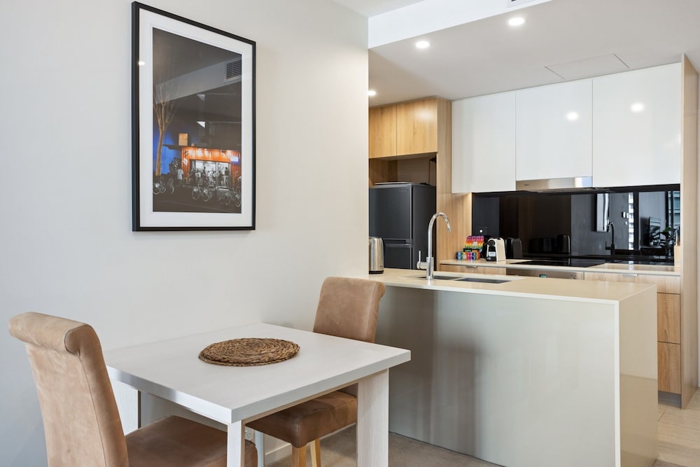 Cosy 1-bed With River Views, Pool, Gym & BBQ
