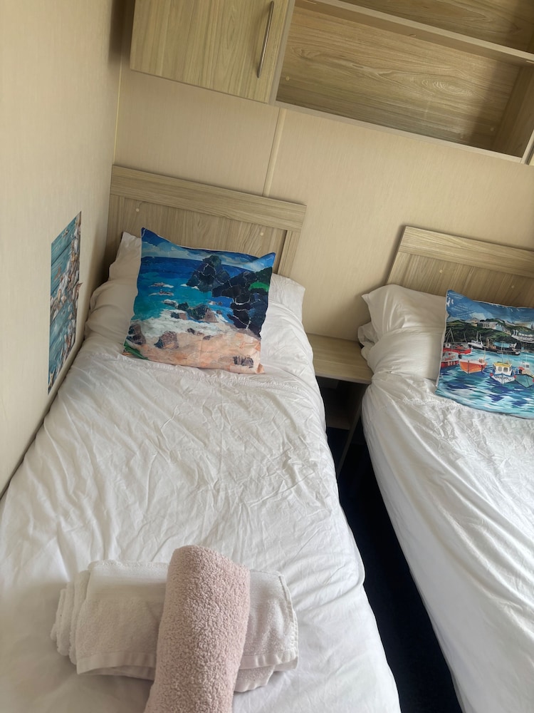Newquay Bay - 3-bed Caravan - Sleeps 6