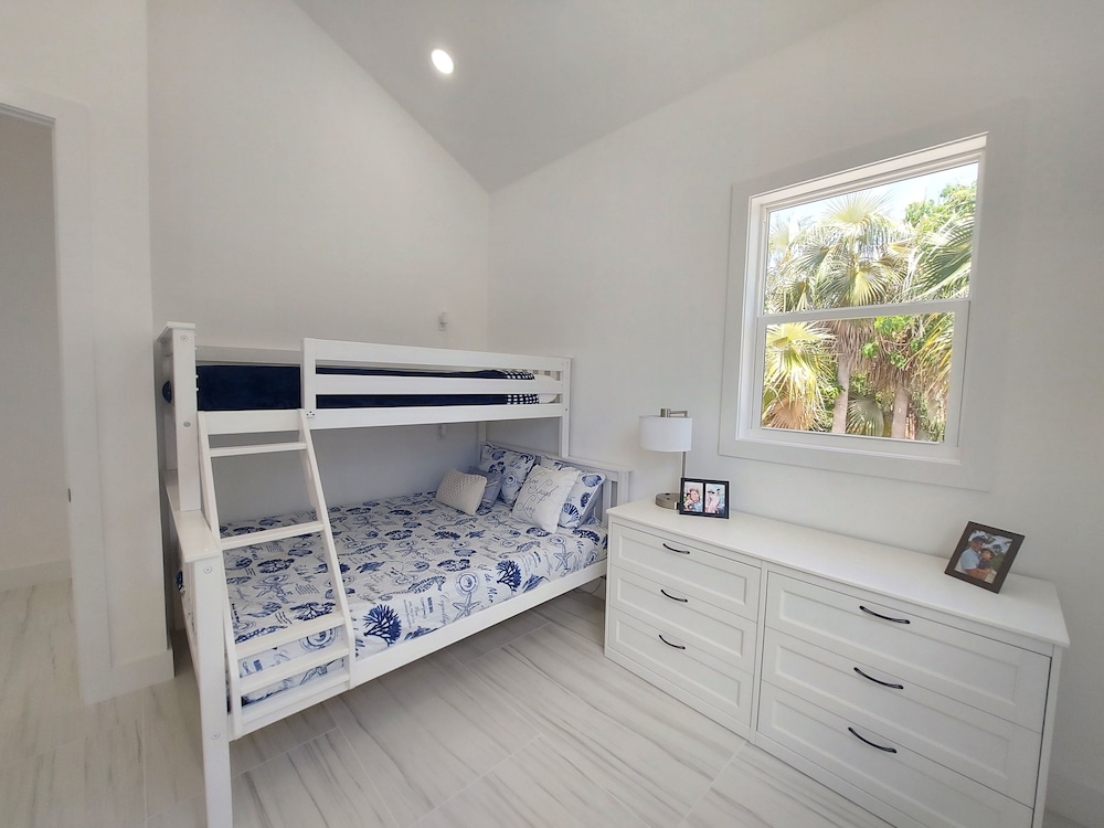 Silver Palms - Brand New Designer Home On Banks Road 2 Bedroom Home