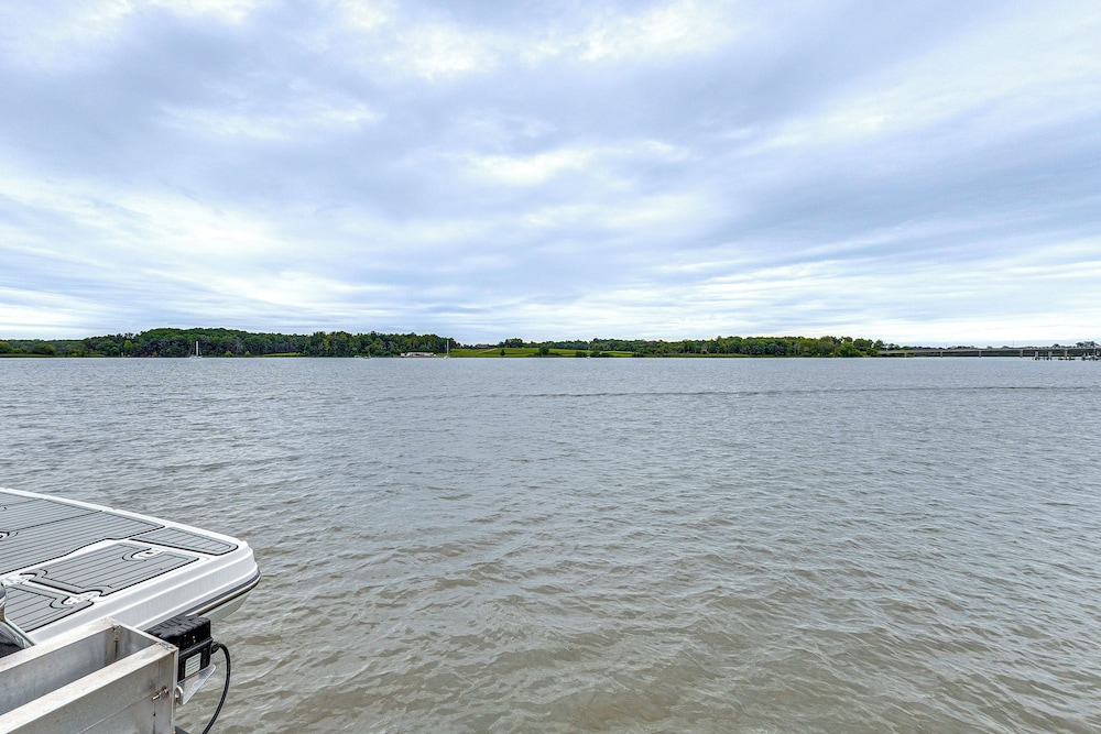 Patio & Water Views: Serene Bohemia River Escape!
