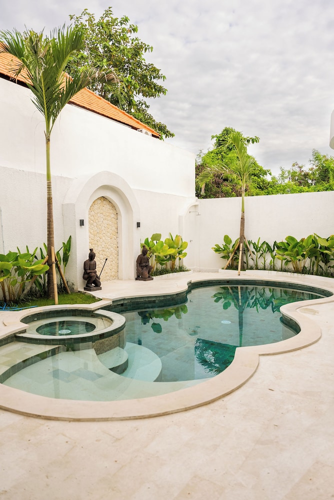 Tropical 2BR Private Villa, 6min Pererenan Beach