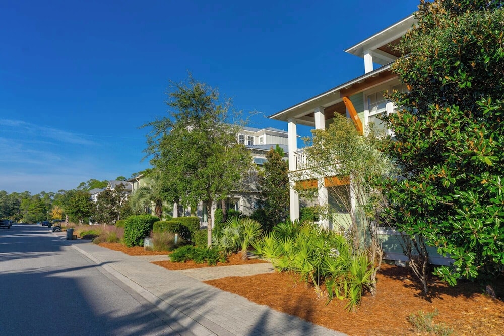 Aquamarine! Sleeps 12! Close to Community Pool! Private Beach Access!