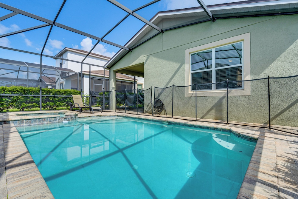 Home Near Theme Parks in Kissimmee: Family Perks!