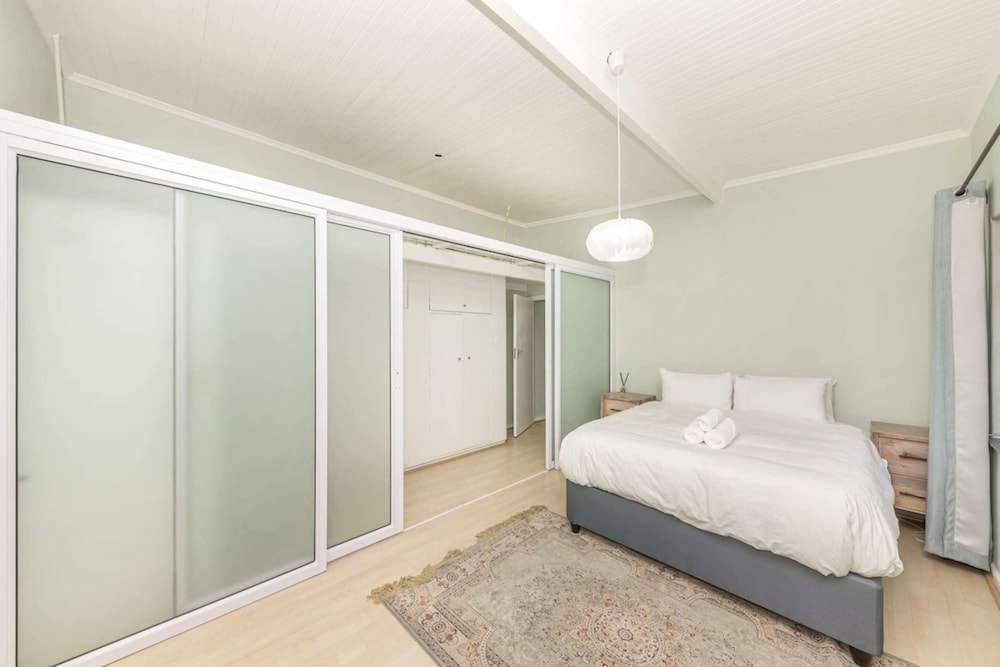 Beachside 2BD Home in the Heart of Sea Point! view 2