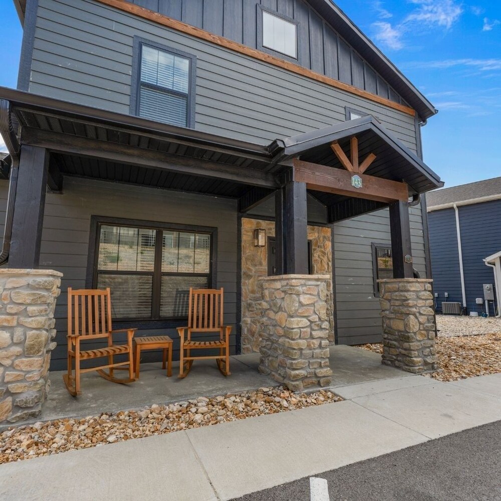 Bourbon Bungalow 5 Bedroom Lodge by RedAwning