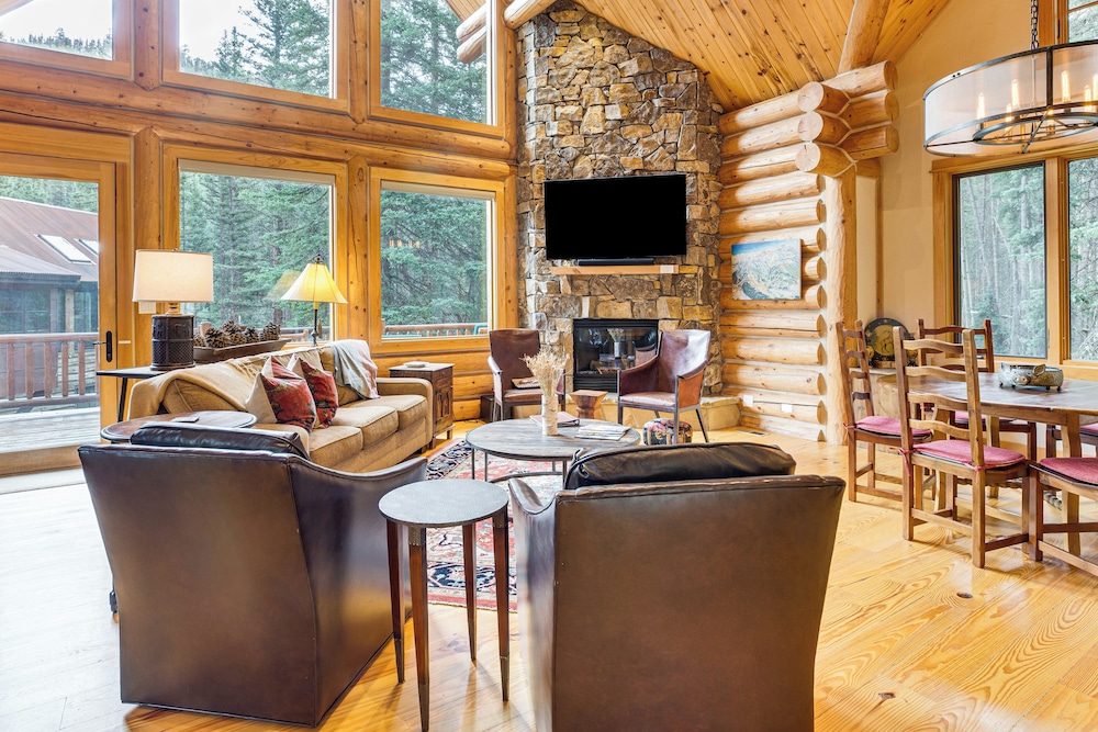 Stunning Views! Ski-in/out Mountain Village Cabin